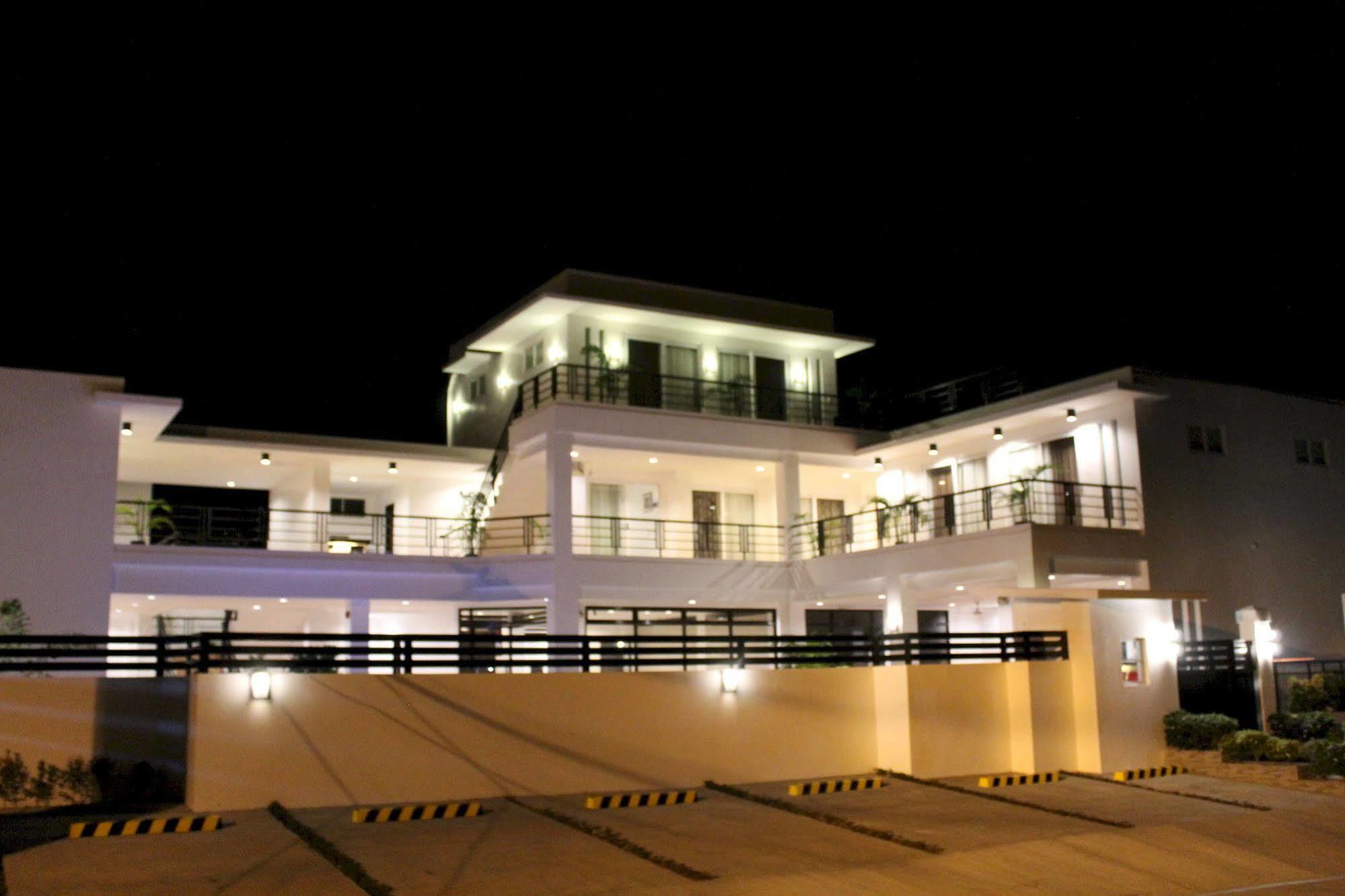 Be-Ing Suites Davao City Buitenkant foto