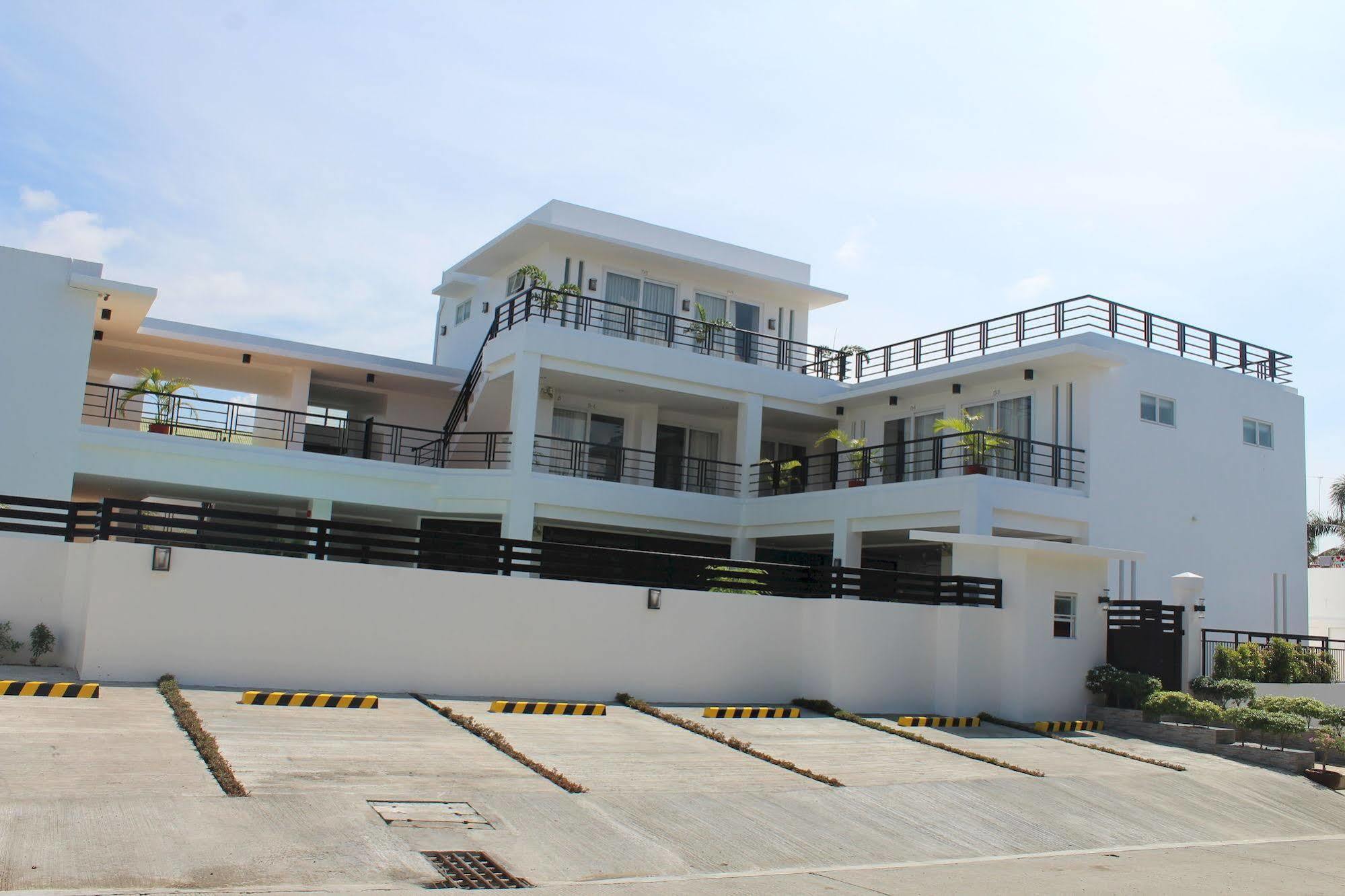 Be-Ing Suites Davao City Buitenkant foto