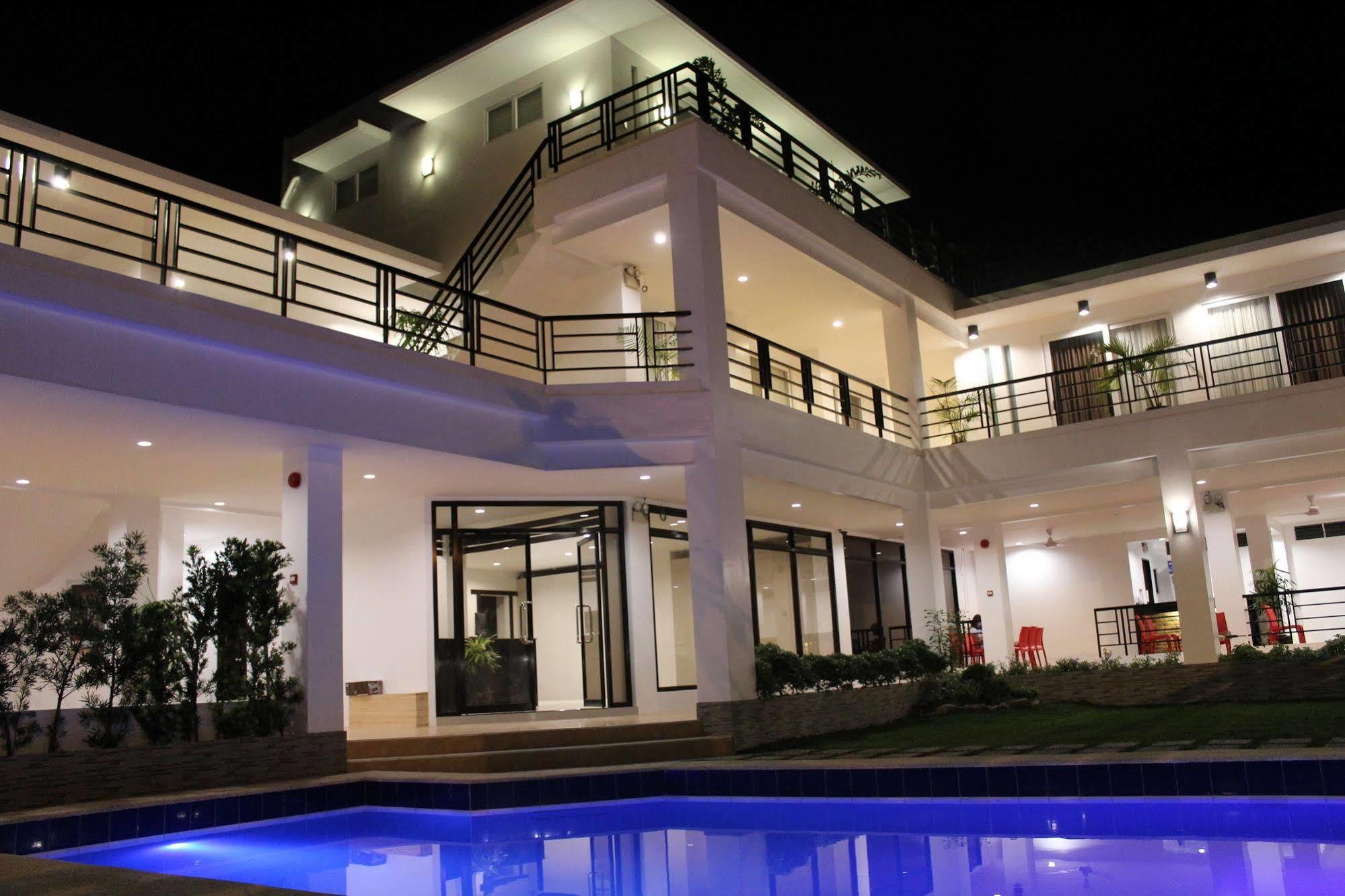 Be-Ing Suites Davao City Buitenkant foto